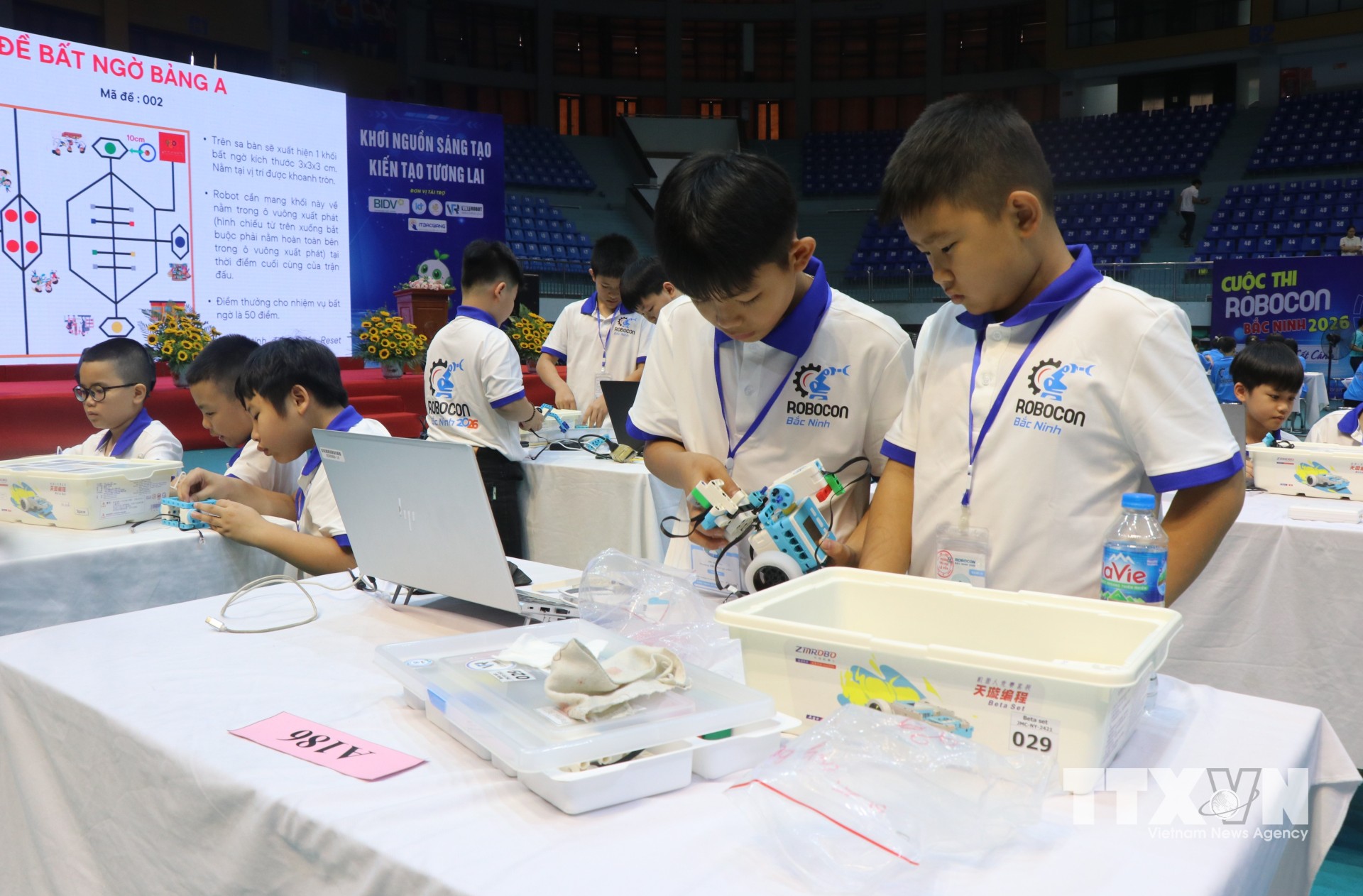 Học sinh hào hứng tham gia Giải Robocon Bắc Ninh mở rộng 2026. (Ảnh: Thanh Thương/TTXVN)